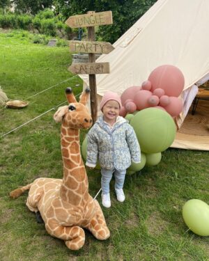 Monika Bagárová Instagram - Můj nejoblíbenější človíček na světě 🤍 Za chvíli slaví 4 roky. Utíka to jako voda, za chvíli budeme řešit zápis do školy! 🤌🏼🙈🤍 timeflies ..