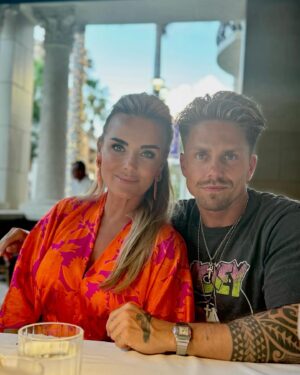 Monique Westenberg Instagram - Wat me de afgelopen twee weken opviel zijn de ongelooflijk veel leuke, lieve en positieve berichten die ik van jullie gekregen heb. Zowel over ons als gezin, als stel en over mij als vrouw en mama. Wilde ik toch even mijn waardering over uitspreken. De vakantie zit er op, echt genoten met elkaar! Ik zal morgen of overmorgen een Q&A doen om meteen alle vragen te beantwoorden die ik in meervoud in mijn dm kreeg 💕