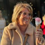 Monique Westenberg Instagram – Vandaag is mijn lieve mama jarig. Ik besef me iedere keer weer hoe dankbaar ik mag zijn dat ik haar nog in mijn leven heb. Nog dankbaarder ben ik dat zij zo positief en liefdevol in het leven staat. Door haar ben ik zo sterk en door haar zie ik alles altijd van de positieve kant. Zij is mijn onbewuste lerares. Want waar ik vroeger wel eens dacht ‘jaja, heb je haar weer’ ben ik nu blij met wat ik heb meegekregen. Ook zonder woorden heeft zij mij laten zien wat kracht en liefde is. Daardoor sta ik waar ik nu sta. In liefde en rust. Dankjewel mama ❤️