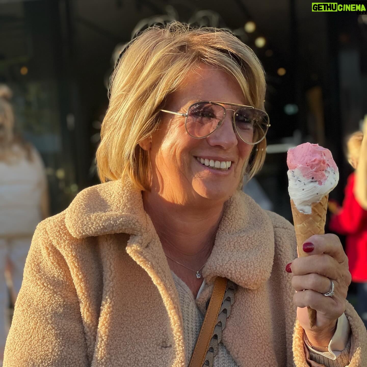 Monique Westenberg - 20.9K Likes - Vandaag is mijn lieve mama jarig. Ik besef me iedere keer weer hoe dankbaar ik mag zijn dat ik haar nog in mijn leven heb. Nog dankbaarder ben ik dat zij zo positief en liefdevol in het leven staat. Door haar ben ik zo sterk en door haar zie ik alles altijd van de positieve kant. Zij is mijn onbewuste lerares. Want waar ik vroeger wel eens dacht ‘jaja, heb je haar weer’ ben ik nu blij met wat ik heb meegekregen. Ook zonder woorden heeft zij mij laten zien wat kracht en liefde is. Daardoor sta ik waar ik nu sta. In liefde en rust. Dankjewel mama ❤️