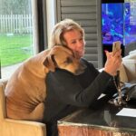 Monique Westenberg Instagram – Vandaag is mijn lieve mama jarig. Ik besef me iedere keer weer hoe dankbaar ik mag zijn dat ik haar nog in mijn leven heb. Nog dankbaarder ben ik dat zij zo positief en liefdevol in het leven staat. Door haar ben ik zo sterk en door haar zie ik alles altijd van de positieve kant. Zij is mijn onbewuste lerares. Want waar ik vroeger wel eens dacht ‘jaja, heb je haar weer’ ben ik nu blij met wat ik heb meegekregen. Ook zonder woorden heeft zij mij laten zien wat kracht en liefde is. Daardoor sta ik waar ik nu sta. In liefde en rust. Dankjewel mama ❤️