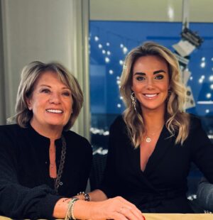 Monique Westenberg Instagram - Vandaag is mijn lieve mama jarig. Ik besef me iedere keer weer hoe dankbaar ik mag zijn dat ik haar nog in mijn leven heb. Nog dankbaarder ben ik dat zij zo positief en liefdevol in het leven staat. Door haar ben ik zo sterk en door haar zie ik alles altijd van de positieve kant. Zij is mijn onbewuste lerares. Want waar ik vroeger wel eens dacht ‘jaja, heb je haar weer’ ben ik nu blij met wat ik heb meegekregen. Ook zonder woorden heeft zij mij laten zien wat kracht en liefde is. Daardoor sta ik waar ik nu sta. In liefde en rust. Dankjewel mama ❤️