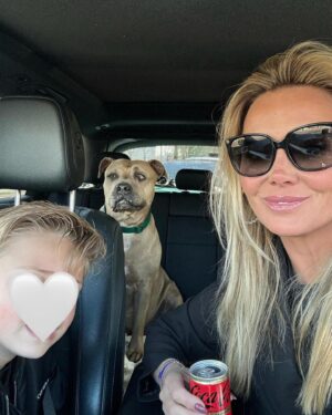 Monique Westenberg Instagram - Mijn highlights van deze week
🌸 Tijdens de judo les even naar de zonnebank 
🌸 Bezoekje aan de dierenarts 
🌸 Robbie werd 1 jaar en dat vieren we met taart 
🌸 Tandarts! 
🌸 Favo luchtje momenteel 
🌸 Skilesje 
🌸 Frenkie ♡︎
