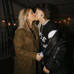 Monique Westenberg Instagram - Ondanks alles al 10 jaar mijn Valentijn en daar kwam zeven jaar geleden nog een kleine Valentijn bij. Een leuk weetje.. mijn vader stuurde vroeger ieder jaar een bos rode rozen naar mijn werk op, zonder afzender. Collega’s dachten dan dat ik een aanbidder had, maar ik wist stiekem dat het van mijn papa was. Zo voelde ik me altijd speciaal op de dag van de liefde. ‘Vieren’ jullie Valentijnsdag? ❤️