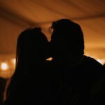 Monique Westenberg Instagram - Ondanks alles al 10 jaar mijn Valentijn en daar kwam zeven jaar geleden nog een kleine Valentijn bij. Een leuk weetje.. mijn vader stuurde vroeger ieder jaar een bos rode rozen naar mijn werk op, zonder afzender. Collega’s dachten dan dat ik een aanbidder had, maar ik wist stiekem dat het van mijn papa was. Zo voelde ik me altijd speciaal op de dag van de liefde. ‘Vieren’ jullie Valentijnsdag? ❤️