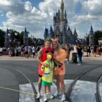 Monique Westenberg Instagram – MAGIC KINGDOM🪄 wat blijft het toch altijd magisch om hier te zijn. Naast de parade en de attracties hebben we natuurlijk ook weer veel gegeten. André had op TikTok wat ideeën gezien en dat moesten we uitproberen. Bij terugkomst in het hotel stond er ook weer wat lekkers op ons te wachten. We komen tonnetje rond terug straks, maar dat maken we de aankomende maanden wel weer goed. #magickingdom #disneyworld