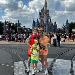 Monique Westenberg Instagram - MAGIC KINGDOM🪄 wat blijft het toch altijd magisch om hier te zijn. Naast de parade en de attracties hebben we natuurlijk ook weer veel gegeten. André had op TikTok wat ideeën gezien en dat moesten we  uitproberen. Bij terugkomst in het hotel stond er ook weer wat lekkers op ons te wachten. We komen tonnetje rond terug straks, maar dat maken we de aankomende maanden wel weer goed. #magickingdom #disneyworld