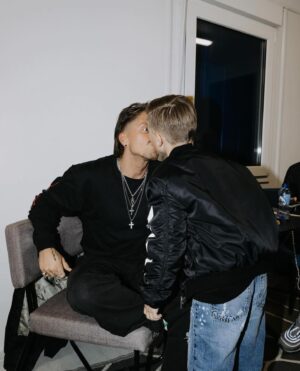 Monique Westenberg Instagram - Ondanks alles al 10 jaar mijn Valentijn en daar kwam zeven jaar geleden nog een kleine Valentijn bij. Een leuk weetje.. mijn vader stuurde vroeger ieder jaar een bos rode rozen naar mijn werk op, zonder afzender. Collega’s dachten dan dat ik een aanbidder had, maar ik wist stiekem dat het van mijn papa was. Zo voelde ik me altijd speciaal op de dag van de liefde. ‘Vieren’ jullie Valentijnsdag? ❤️