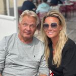 Monique Westenberg Instagram - Ondanks alles al 10 jaar mijn Valentijn en daar kwam zeven jaar geleden nog een kleine Valentijn bij. Een leuk weetje.. mijn vader stuurde vroeger ieder jaar een bos rode rozen naar mijn werk op, zonder afzender. Collega’s dachten dan dat ik een aanbidder had, maar ik wist stiekem dat het van mijn papa was. Zo voelde ik me altijd speciaal op de dag van de liefde. ‘Vieren’ jullie Valentijnsdag? ❤️