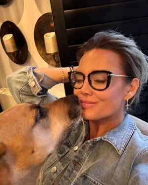 Monique Westenberg Instagram - Mijn highlights van deze week
🌸 Tijdens de judo les even naar de zonnebank 
🌸 Bezoekje aan de dierenarts 
🌸 Robbie werd 1 jaar en dat vieren we met taart 
🌸 Tandarts! 
🌸 Favo luchtje momenteel 
🌸 Skilesje 
🌸 Frenkie ♡︎