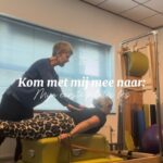 Monique Westenberg Instagram - Ik was al maanden nieuwsgierig naar Pilates En iedere keer zei ik tegen mezelf dat ik zou gaan beginnen. Eerst heel veel gezocht naar een Pilates school die me aansprak en daar ging ik. Mijn eerste les. Ik wist niet wat ik kon verwachten dus had ik om te beginnen een privé lesje geboekt. Ik voelde me een houten hark, terwijl ik behoorlijk flexibel ben. Maar al die nieuwe oefeningen en technieken waren even wennen. Vooral omdat ik moest nadenken wat er tegen me gezegd werd en m’n lichaam dat niet vanzelfsprekend deed. Maar ik vond het leuk en zeker interessant om in verder te gaan.