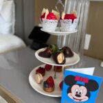 Monique Westenberg Instagram – MAGIC KINGDOM🪄 wat blijft het toch altijd magisch om hier te zijn. Naast de parade en de attracties hebben we natuurlijk ook weer veel gegeten. André had op TikTok wat ideeën gezien en dat moesten we  uitproberen. Bij terugkomst in het hotel stond er ook weer wat lekkers op ons te wachten. We komen tonnetje rond terug straks, maar dat maken we de aankomende maanden wel weer goed. #magickingdom #disneyworld