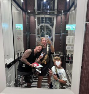 Monique Westenberg Instagram - We zijn vandaag naar onze laatste bestemming gereden en dat is toch weer ons oude vertrouwde Orlando. Het voelt elke keer een beetje als thuiskomen.  We hebben hier met elkaar al zo veel mooie herinneringen gemaakt, zelfs al voor Dré z’n geboorte! Nog even een paar daagjes genieten met z’n drietjes! #orlando #disneysprings