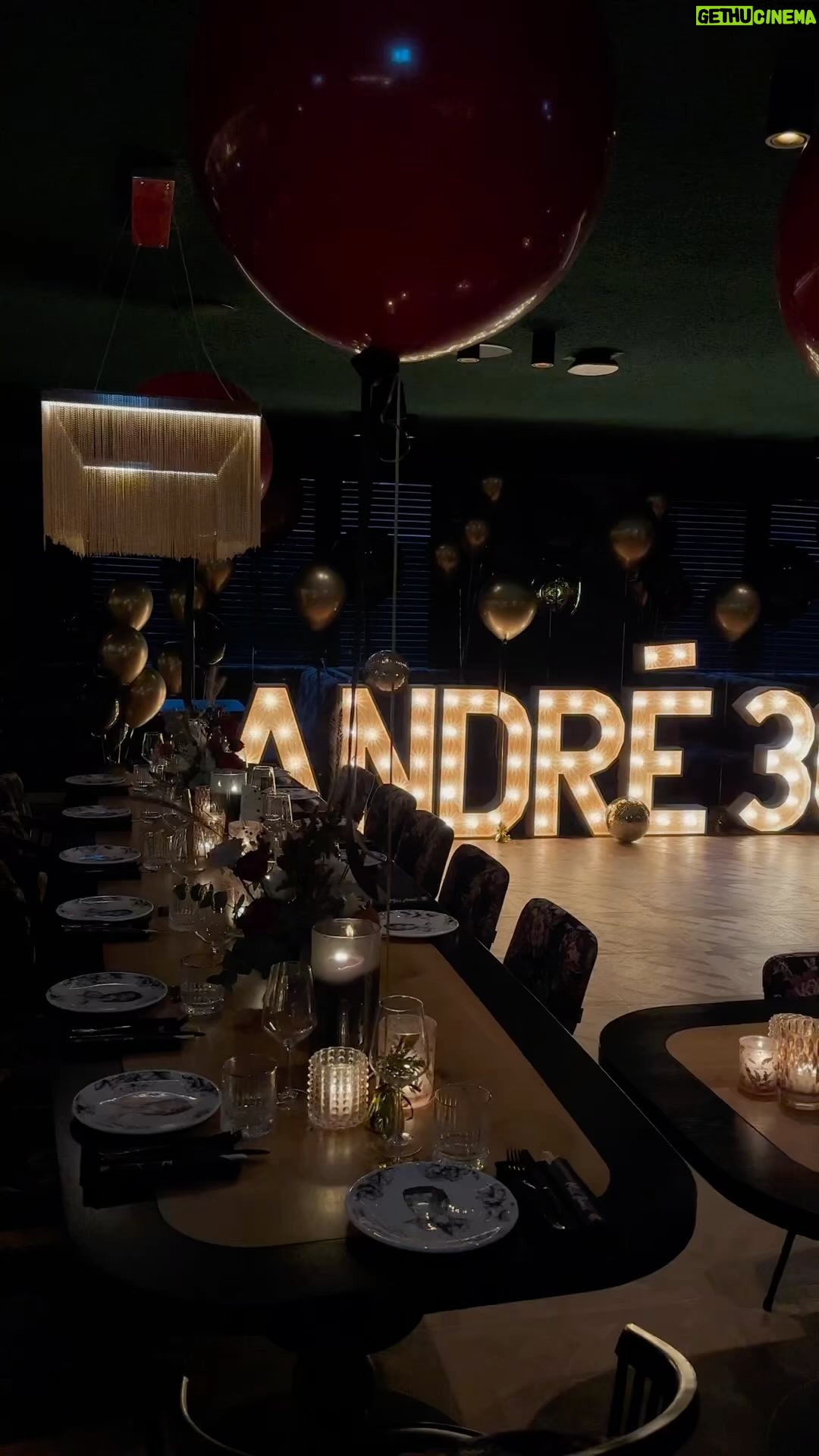 Monique Westenberg Instagram - Dirty Thirty!! Al hoeft hij daar niet dat getalletje voor aan te tikken ;) Wat een gezellige avond met allemaal lieve mensen, eten om je vingers bij af te likken en waanzinnig mooie aangeklede tafels en ruimte! #dirtythirty #birthdaydinner #missjones #birthdayboy