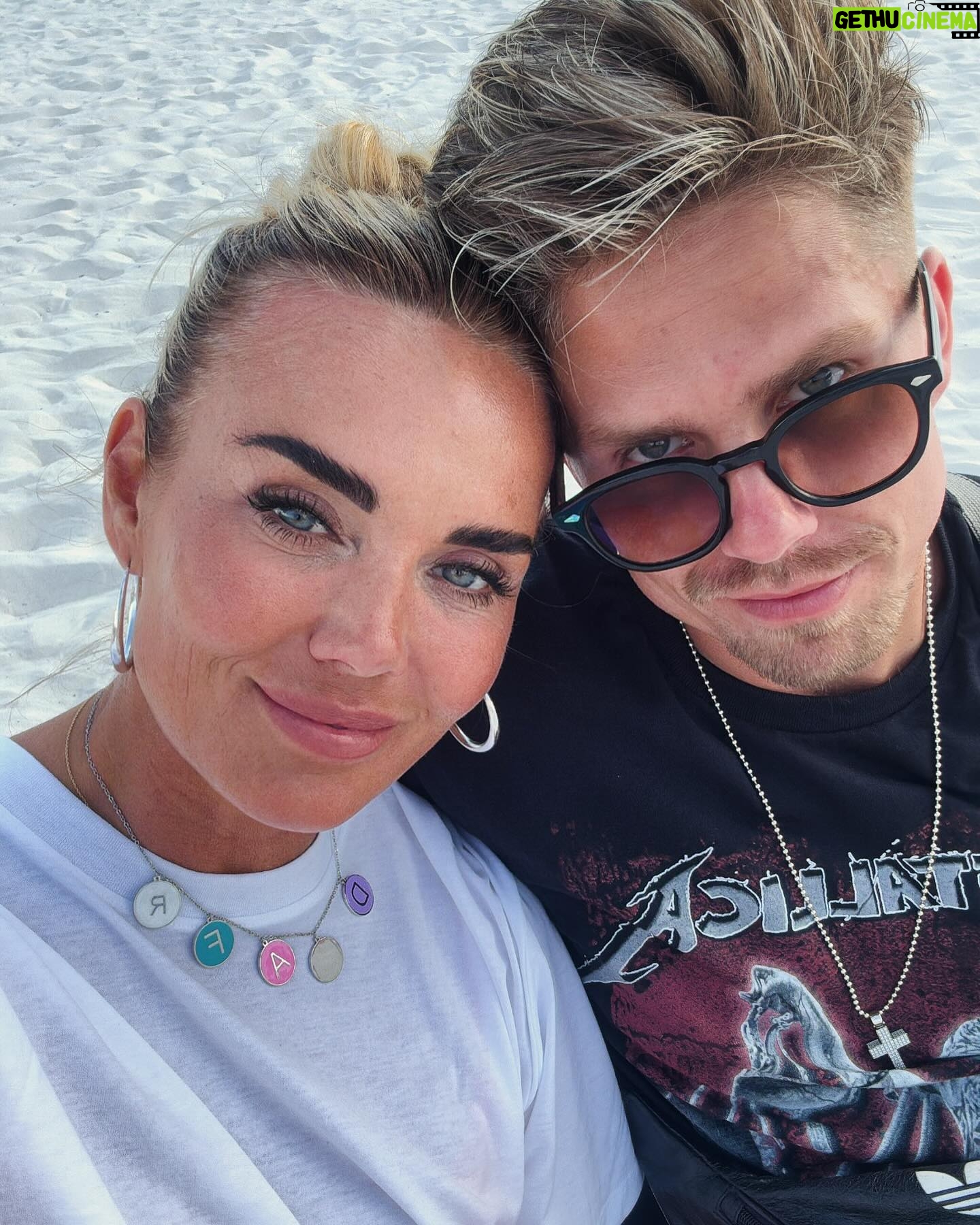 Monique Westenberg - 29.4K Likes - Days at Clearwaterbeach 🌴🐬☀️less