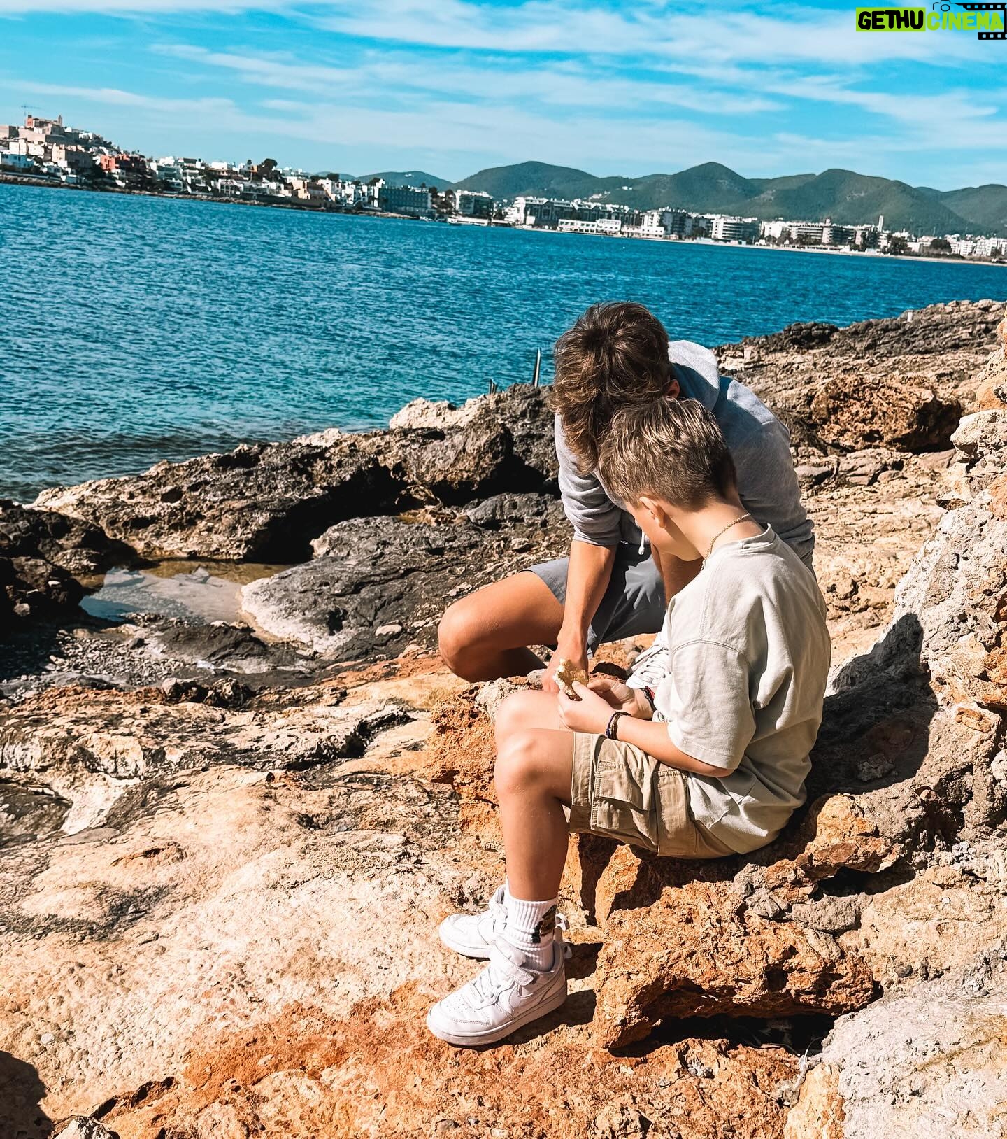 Monique Westenberg Instagram - Een paar foto’s van de afgelopen dagen, we hebben een hele leuke hike gedaan, de jongens hebben gevist en krabbetjes gezocht. We zijn even langs Parco geweest en daar met Dax gekroeld en natuurlijk veel gegeten.