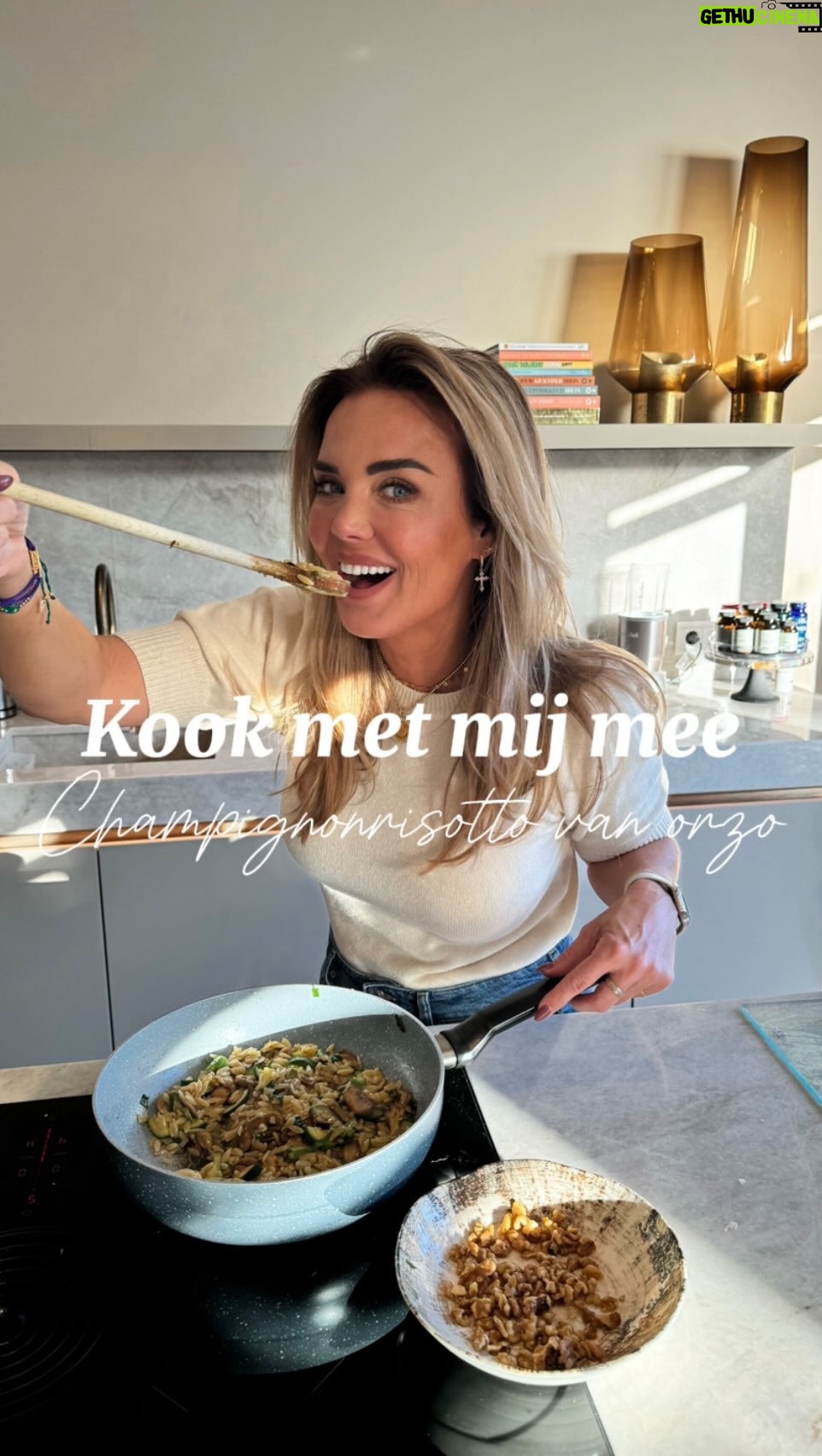 Monique Westenberg Instagram - Dit keer had ik een lekker hulpje ik de keuken! Wat ook lekker is, is dat je niet alleen tot €90,- korting op jouw @hellofreshnl box krijgt, maar ook kans maakt op een Tefal pan t.w.v. € 70,99!Gebruik de kortingscode HFTEFALMONIQUE #hellofreshnl #ad