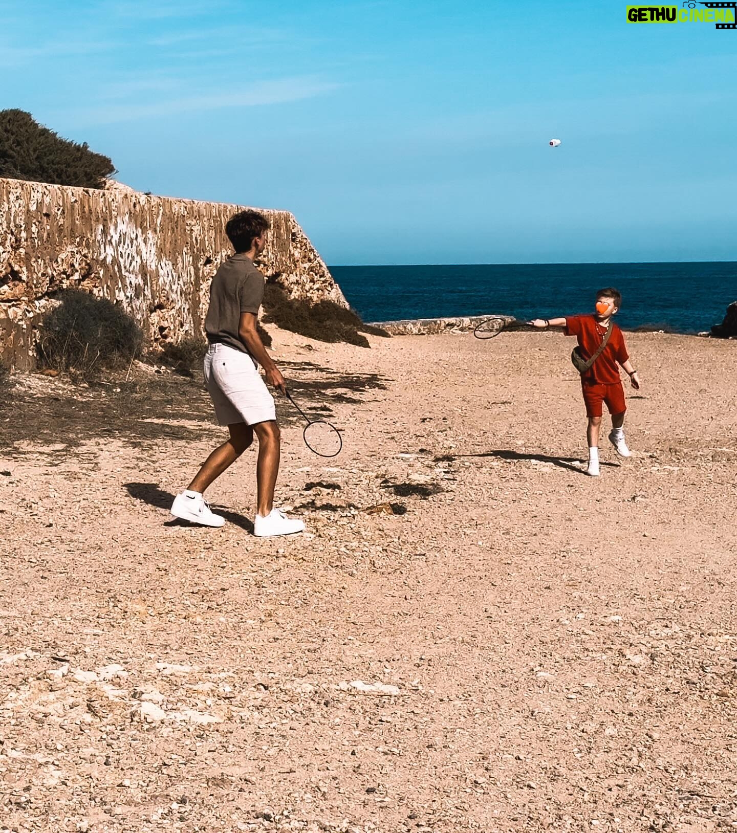 Monique Westenberg Instagram - Een paar foto’s van de afgelopen dagen, we hebben een hele leuke hike gedaan, de jongens hebben gevist en krabbetjes gezocht. We zijn even langs Parco geweest en daar met Dax gekroeld en natuurlijk veel gegeten.