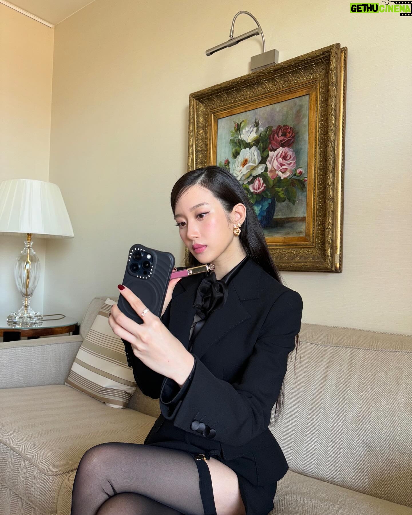 Moon Ga-young Instagram - 🖤 #dgbeauty #dgdevotion #dgaltamoda @dolcegabbana @dolcegabbana_beauty