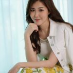 Moon Lau Instagram – 🌻如果所有相遇 都是恰逢其時
那麼我不在乎什麼是最重要
我願成為你的巧合和轉角處💛

outfit by: 
@aliceandolivia_hongkong @aliceandolivia