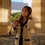 Moon Lau Instagram - 有時候很喜歡在這樣的光線下拍照 氛圍和感覺 有些微妙 帶點溫暖 新春前的天氣轉冷 大家記得著多件衫保暖啊♥️ #HMCNY2024 #HMhongkong @hm