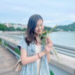Moon Lau Instagram - 🌻說要有被討厭的勇氣前 不妨鍛煉自己 要有不解釋的決心 並非每個人都有義務了解你 體諒你 倒不如自己了解自己 自己體諒自己 放下硬是要討好別人的清白感 離開令你卑躬屈膝的人和事 當你愈 耿耿於懷 耿嘛 你會發現 到頭來發燙的就只有你的耳朵 事來心應 事去心止 人亦然 動不動就說世界很殘酷 殘酷的是你以為世界有感情罷了 說一句 生活不會變好 變得更好的 是你自己！ 專注自己 來得更有意義 Bag by @strathberry Accessories by @angeladetarot