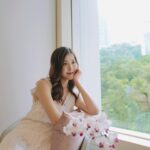 Moon Lau Instagram - 一個角落 可以安靜下來 一個空間 可以喘息呼吸 想著感恩的人和事 想著珍惜的分與秒 其他的 一概不重要🍀 在Murray的Cassia lounge享受了 與三五知己分享生活點滴的小聚時間 香檳 美食 舒適寫意的環境 小小假期後又是元氣滿滿的 ♥️