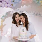Moon Lau Instagram - 「MELODY MELODY MELODY」 送花花給我的她叫：MELODY♥️ 兩位玖玥玖出生的女孩子 在十多年前開始相親相愛 一起成長 一起笑一起哭 一起慶祝她們每一個節日 一起面對人生每個階段的種種 到了今天她已經是2個小寶寶的媽媽🥹 我卻是坐享其成有2個小寶寶的契媽媽😂 話說，今年她說要玩睡衣派對 於是我就覺得oh yeahhh!!! 穿睡衣就是叫我穿tee吧😂 但想了一想 每一年我想穿的衣服她都會狠狠評擊我： 你唔好咁hea啦！一係我買埋比你啦！唔好啦！咁求其！靚啲啦！🙂 好 那麼我就悉心安排，選了一件我覺得又幾靚又唔會比人鬧嘅睡裙🙂 然後當我非常高興 非常期待她會穿什麼浮誇的宮廷公主睡衣出巡時⋯⋯ 她竟然買了毛茸茸的卡通公仔睡衣🤯 （就是我潛意識覺得幽默感爆燈的我早該買的那種🤯） 而最後，我變成了笑話🙂 🧁🧁🧁🧁而她就穿了粉藍色的這一件🙂 所以說呢：人生真的好累🙂 🙂🙂🙂😂😂😂 不過，感謝你 在顛沛流離的世界裏令我看見了美好 在徬徨無助的黑夜中帶我找到了曙光 在人來人往的歲月中握緊了我的手 要湊三個女，辛苦你啦😂😂 我愛你，黃海晴！ ♥️♥️♥️♥️♥️♥️♥️♥️♥️ @ydolemw #劉佩玥黃海晴 #玖月玖女孩 🎂🍰Rainbow Cake by @vivecakeboutique @jincommunications 🎈🦄Deco by @bubbleballoonhk 🧁Surprised 10th Anniversary cake by @ydolemw