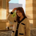 Moon Lau Instagram - 有時候很喜歡在這樣的光線下拍照 氛圍和感覺 有些微妙 帶點溫暖 新春前的天氣轉冷 大家記得著多件衫保暖啊♥️ #HMCNY2024 #HMhongkong @hm