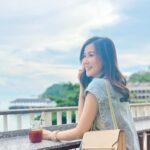 Moon Lau Instagram - 🌻說要有被討厭的勇氣前 不妨鍛煉自己 要有不解釋的決心 並非每個人都有義務了解你 體諒你 倒不如自己了解自己 自己體諒自己 放下硬是要討好別人的清白感 離開令你卑躬屈膝的人和事 當你愈 耿耿於懷 耿嘛 你會發現 到頭來發燙的就只有你的耳朵 事來心應 事去心止 人亦然 動不動就說世界很殘酷 殘酷的是你以為世界有感情罷了 說一句 生活不會變好 變得更好的 是你自己！ 專注自己 來得更有意義 Bag by @strathberry Accessories by @angeladetarot