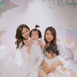 Moon Lau Instagram - 「MELODY MELODY MELODY」 送花花給我的她叫：MELODY♥️ 兩位玖玥玖出生的女孩子 在十多年前開始相親相愛 一起成長 一起笑一起哭 一起慶祝她們每一個節日 一起面對人生每個階段的種種 到了今天她已經是2個小寶寶的媽媽🥹 我卻是坐享其成有2個小寶寶的契媽媽😂 話說，今年她說要玩睡衣派對 於是我就覺得oh yeahhh!!! 穿睡衣就是叫我穿tee吧😂 但想了一想 每一年我想穿的衣服她都會狠狠評擊我： 你唔好咁hea啦！一係我買埋比你啦！唔好啦！咁求其！靚啲啦！🙂 好 那麼我就悉心安排，選了一件我覺得又幾靚又唔會比人鬧嘅睡裙🙂 然後當我非常高興 非常期待她會穿什麼浮誇的宮廷公主睡衣出巡時⋯⋯ 她竟然買了毛茸茸的卡通公仔睡衣🤯 （就是我潛意識覺得幽默感爆燈的我早該買的那種🤯） 而最後，我變成了笑話🙂 🧁🧁🧁🧁而她就穿了粉藍色的這一件🙂 所以說呢：人生真的好累🙂 🙂🙂🙂😂😂😂 不過，感謝你 在顛沛流離的世界裏令我看見了美好 在徬徨無助的黑夜中帶我找到了曙光 在人來人往的歲月中握緊了我的手 要湊三個女，辛苦你啦😂😂 我愛你，黃海晴！ ♥️♥️♥️♥️♥️♥️♥️♥️♥️ @ydolemw #劉佩玥黃海晴 #玖月玖女孩 🎂🍰Rainbow Cake by @vivecakeboutique @jincommunications 🎈🦄Deco by @bubbleballoonhk 🧁Surprised 10th Anniversary cake by @ydolemw