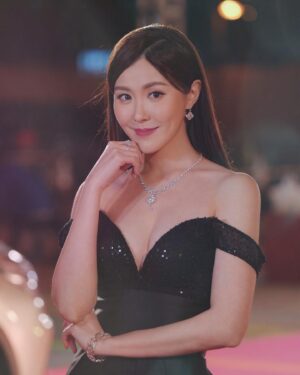 Moon Lau Instagram - 初心不變♥️
十年，一路走來
感謝，感恩，感動♥️

感謝一直以來愛錫我的你們♥️
Makeup by @angelashum @angelashummakeup 
Hair by @privateisalon Joseph Lui
Gown by @vvvvictorchan @victorchanstudio 
Jewellery by @lukfookjewellery_official 
@veronron1020 @ms.mattlau 🫶🏻🫶🏻🫶🏻

#happybirthdaytvb 
#萬千星輝賀台慶2023 
#letsparty !!!