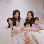 Moon Lau Instagram - 「MELODY MELODY MELODY」 送花花給我的她叫：MELODY♥️ 兩位玖玥玖出生的女孩子 在十多年前開始相親相愛 一起成長 一起笑一起哭 一起慶祝她們每一個節日 一起面對人生每個階段的種種 到了今天她已經是2個小寶寶的媽媽🥹 我卻是坐享其成有2個小寶寶的契媽媽😂 話說，今年她說要玩睡衣派對 於是我就覺得oh yeahhh!!! 穿睡衣就是叫我穿tee吧😂 但想了一想 每一年我想穿的衣服她都會狠狠評擊我： 你唔好咁hea啦！一係我買埋比你啦！唔好啦！咁求其！靚啲啦！🙂 好 那麼我就悉心安排，選了一件我覺得又幾靚又唔會比人鬧嘅睡裙🙂 然後當我非常高興 非常期待她會穿什麼浮誇的宮廷公主睡衣出巡時⋯⋯ 她竟然買了毛茸茸的卡通公仔睡衣🤯 （就是我潛意識覺得幽默感爆燈的我早該買的那種🤯） 而最後，我變成了笑話🙂 🧁🧁🧁🧁而她就穿了粉藍色的這一件🙂 所以說呢：人生真的好累🙂 🙂🙂🙂😂😂😂 不過，感謝你 在顛沛流離的世界裏令我看見了美好 在徬徨無助的黑夜中帶我找到了曙光 在人來人往的歲月中握緊了我的手 要湊三個女，辛苦你啦😂😂 我愛你，黃海晴！ ♥️♥️♥️♥️♥️♥️♥️♥️♥️ @ydolemw #劉佩玥黃海晴 #玖月玖女孩 🎂🍰Rainbow Cake by @vivecakeboutique @jincommunications 🎈🦄Deco by @bubbleballoonhk 🧁Surprised 10th Anniversary cake by @ydolemw