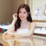 Moon Lau Instagram - ♥️非常感謝馬來西亞六福精品廊Lukfook Joaillerie的邀請，亦很榮幸能夠成為開幕儀式的剪綵嘉賓✨ @lukfookjewellery_official 珠寶除了代表高貴優雅，還可以是一種生活態度和潮流，為美麗注入活力和朝氣⭐️ 今次旅程真係好開心好興奮🥰 希望六福各位同事身體健康，業務蒸蒸日上，創建高峰！♥️