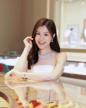 Moon Lau Instagram - ♥️非常感謝馬來西亞六福精品廊Lukfook Joaillerie的邀請，亦很榮幸能夠成為開幕儀式的剪綵嘉賓✨ @lukfookjewellery_official 珠寶除了代表高貴優雅，還可以是一種生活態度和潮流，為美麗注入活力和朝氣⭐️ 今次旅程真係好開心好興奮🥰 希望六福各位同事身體健康，業務蒸蒸日上，創建高峰！♥️