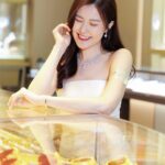 Moon Lau Instagram - ♥️非常感謝馬來西亞六福精品廊Lukfook Joaillerie的邀請，亦很榮幸能夠成為開幕儀式的剪綵嘉賓✨ @lukfookjewellery_official 珠寶除了代表高貴優雅，還可以是一種生活態度和潮流，為美麗注入活力和朝氣⭐️ 今次旅程真係好開心好興奮🥰 希望六福各位同事身體健康，業務蒸蒸日上，創建高峰！♥️