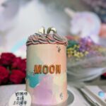 Moon Lau Instagram - 「MELODY MELODY MELODY」 送花花給我的她叫：MELODY♥️ 兩位玖玥玖出生的女孩子 在十多年前開始相親相愛 一起成長 一起笑一起哭 一起慶祝她們每一個節日 一起面對人生每個階段的種種 到了今天她已經是2個小寶寶的媽媽🥹 我卻是坐享其成有2個小寶寶的契媽媽😂 話說，今年她說要玩睡衣派對 於是我就覺得oh yeahhh!!! 穿睡衣就是叫我穿tee吧😂 但想了一想 每一年我想穿的衣服她都會狠狠評擊我： 你唔好咁hea啦！一係我買埋比你啦！唔好啦！咁求其！靚啲啦！🙂 好 那麼我就悉心安排，選了一件我覺得又幾靚又唔會比人鬧嘅睡裙🙂 然後當我非常高興 非常期待她會穿什麼浮誇的宮廷公主睡衣出巡時⋯⋯ 她竟然買了毛茸茸的卡通公仔睡衣🤯 （就是我潛意識覺得幽默感爆燈的我早該買的那種🤯） 而最後，我變成了笑話🙂 🧁🧁🧁🧁而她就穿了粉藍色的這一件🙂 所以說呢：人生真的好累🙂 🙂🙂🙂😂😂😂 不過，感謝你 在顛沛流離的世界裏令我看見了美好 在徬徨無助的黑夜中帶我找到了曙光 在人來人往的歲月中握緊了我的手 要湊三個女，辛苦你啦😂😂 我愛你，黃海晴！ ♥️♥️♥️♥️♥️♥️♥️♥️♥️ @ydolemw #劉佩玥黃海晴 #玖月玖女孩 🎂🍰Rainbow Cake by @vivecakeboutique @jincommunications 🎈🦄Deco by @bubbleballoonhk 🧁Surprised 10th Anniversary cake by @ydolemw