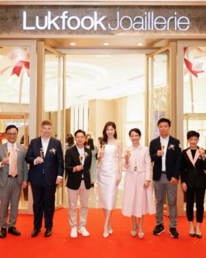 Moon Lau Instagram - ♥️非常感謝馬來西亞六福精品廊Lukfook Joaillerie的邀請，亦很榮幸能夠成為開幕儀式的剪綵嘉賓✨ @lukfookjewellery_official 珠寶除了代表高貴優雅，還可以是一種生活態度和潮流，為美麗注入活力和朝氣⭐️ 今次旅程真係好開心好興奮🥰 希望六福各位同事身體健康，業務蒸蒸日上，創建高峰！♥️