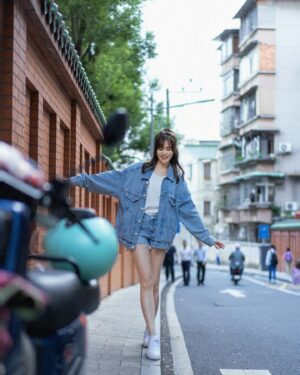 Moon Lau Instagram - 在這繁忙急促的世間
慢慢來，
是種誠意。
慢慢認識 慢慢了解 慢慢愛上
人 和事 一樣
懂得慢慢 很珍貴。
天氣轉涼啦，多穿衣服
好好保暖♥️♥️♥️♥️♥️

Outfits by @misssixty