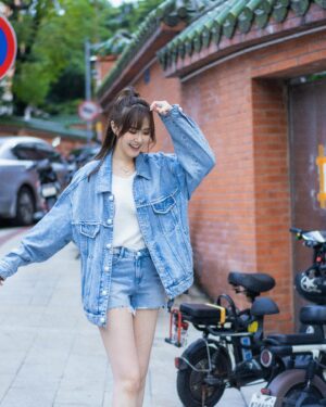 Moon Lau Instagram - 在這繁忙急促的世間
慢慢來，
是種誠意。
慢慢認識 慢慢了解 慢慢愛上
人 和事 一樣
懂得慢慢 很珍貴。
天氣轉涼啦，多穿衣服
好好保暖♥️♥️♥️♥️♥️

Outfits by @misssixty