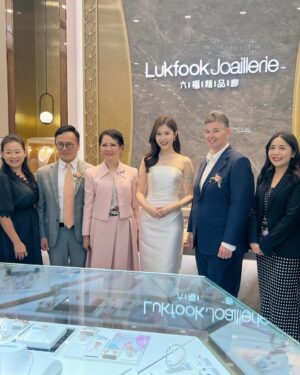 Moon Lau Instagram - ♥️非常感謝馬來西亞六福精品廊Lukfook Joaillerie的邀請，亦很榮幸能夠成為開幕儀式的剪綵嘉賓✨ @lukfookjewellery_official 珠寶除了代表高貴優雅，還可以是一種生活態度和潮流，為美麗注入活力和朝氣⭐️ 今次旅程真係好開心好興奮🥰 希望六福各位同事身體健康，業務蒸蒸日上，創建高峰！♥️