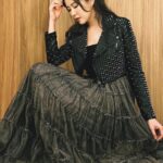 Moon Lau Instagram - 還有2個月就要踏進2024年了！ 我也準備好作戰狀態 迎接新劇的拍攝工作啦！ 11月的時間表已經充實填滿 你們呢？是元氣滿滿向著目標邁進 還是在努力摸索的階段當中？ 還是兩者皆是？ 無論如何， 每天嘗試 每天珍惜 每天感恩 要好好過好每一天喔！ 🖤🩶🤍🩶🖤 Outfits by @aliceandolivia @aliceandolivia_hongkong Makeup n hair by @angelashum #salespresentation2024 #tvb節目巡禮2024 #敬請期待 #奪命提示 #逆天奇案2
