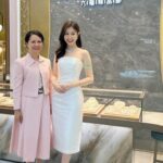 Moon Lau Instagram - ♥️非常感謝馬來西亞六福精品廊Lukfook Joaillerie的邀請，亦很榮幸能夠成為開幕儀式的剪綵嘉賓✨ @lukfookjewellery_official 珠寶除了代表高貴優雅，還可以是一種生活態度和潮流，為美麗注入活力和朝氣⭐️ 今次旅程真係好開心好興奮🥰 希望六福各位同事身體健康，業務蒸蒸日上，創建高峰！♥️
