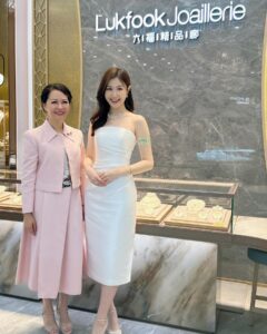 Moon Lau Instagram - ♥️非常感謝馬來西亞六福精品廊Lukfook Joaillerie的邀請，亦很榮幸能夠成為開幕儀式的剪綵嘉賓✨ @lukfookjewellery_official 珠寶除了代表高貴優雅，還可以是一種生活態度和潮流，為美麗注入活力和朝氣⭐️ 今次旅程真係好開心好興奮🥰 希望六福各位同事身體健康，業務蒸蒸日上，創建高峰！♥️