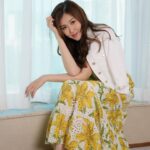 Moon Lau Instagram – 🌻如果所有相遇 都是恰逢其時
那麼我不在乎什麼是最重要
我願成為你的巧合和轉角處💛

outfit by: 
@aliceandolivia_hongkong @aliceandolivia