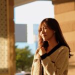 Moon Lau Instagram - 有時候很喜歡在這樣的光線下拍照 氛圍和感覺 有些微妙 帶點溫暖 新春前的天氣轉冷 大家記得著多件衫保暖啊♥️ #HMCNY2024 #HMhongkong @hm