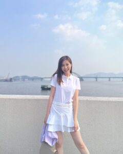 Moon Lau Instagram - 最近的我，關於斷捨離 掉了很多不需要的東西 放下了很多的懊惱心態 留下了的就是現在那些 重要 珍貴 和 知足 我不知道明天如何 此時此刻的我知道 漸漸步進 九月♥️ @ashworthhk