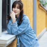 Moon Lau Instagram - 💛秋意濃 穿過繁瑣 我在轉角 找到一片寧靜 橫街窄巷 紅色磚瓦 綠樹成蔭 原來是我握住了鎖匙 我沒有打開門 我一直走 因為我知道 以後 我隨時可以將門打開💛 Outfits by @misssixty Necklace by @angeladetarot