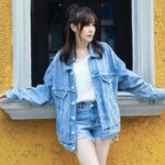 Moon Lau Instagram - 💛秋意濃 穿過繁瑣 我在轉角 找到一片寧靜 橫街窄巷 紅色磚瓦 綠樹成蔭 原來是我握住了鎖匙 我沒有打開門 我一直走 因為我知道 以後 我隨時可以將門打開💛 Outfits by @misssixty Necklace by @angeladetarot