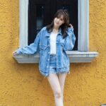 Moon Lau Instagram - 💛秋意濃 穿過繁瑣 我在轉角 找到一片寧靜 橫街窄巷 紅色磚瓦 綠樹成蔭 原來是我握住了鎖匙 我沒有打開門 我一直走 因為我知道 以後 我隨時可以將門打開💛 Outfits by @misssixty Necklace by @angeladetarot